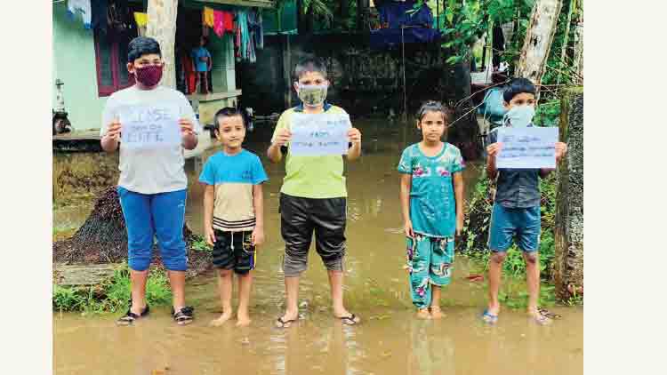 വീ​ടു​ക​ളി​ൽ വെ​ള്ളം ക​യ​റി​യ​തി​ൽ പ്ര​തി​ഷേ​ധി​ച്ച് കുട്ടികളുടെ നിൽപുസമരം