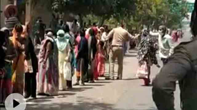 യു.പിയിൽ റേഷനരിക്ക്​​ വരിനിന്ന സ്​ത്രീകളെ മർദിച്ചു; പൊലീസുകാരന്​ സസ്​പെൻഷൻ