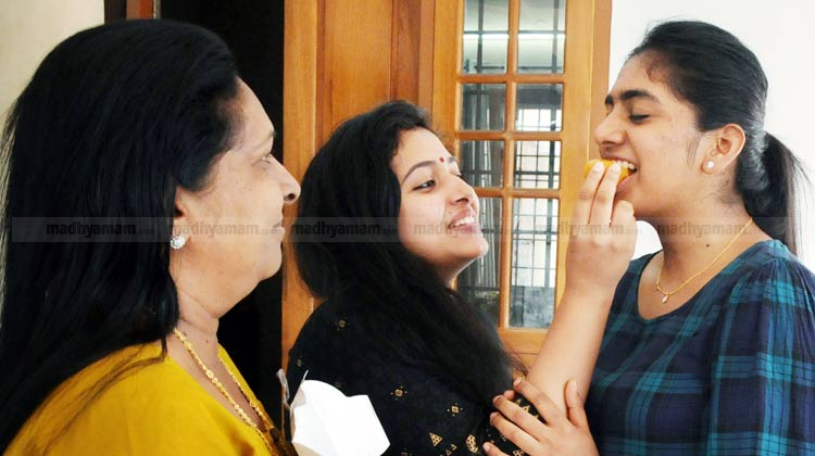 nomisha-sajayan-with-anu-sithara