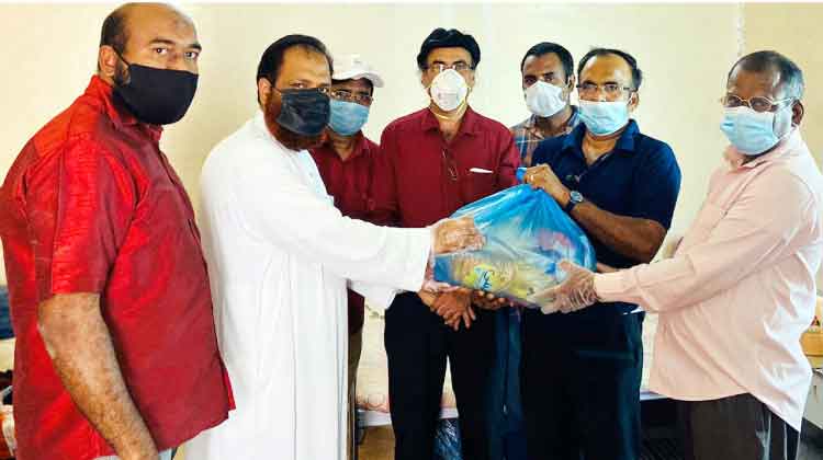 ന​വ​യു​ഗം നോ​ർ​ക്ക ഹെ​ൽ​പ്​ ഡെ​സ്ക്കി​ന്​ ഭ​ക്ഷ്യ​ധാ​ന്യ കി​റ്റു​ക​ൾ കൈ​മാ​റി