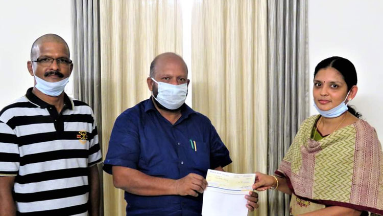 ദുരിതാശ്വാസ നിധിയിലേക്ക് രണ്ടു ലക്ഷം നൽകി നഴ്‌സ്