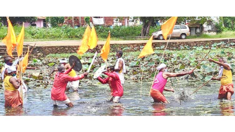 ആശാന്മാരുടെ അങ്കംവെട്ടിൽ ഓച്ചിറക്കളിക്ക് തുടക്കം