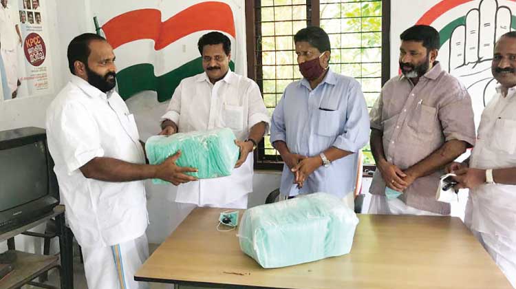 മാസ്ക്കുകൾ കൈമാറി മാസ്ക്കുകൾ കൈമാറി