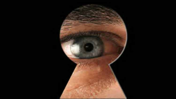 കു​ളി​മു​റി​യി​ലെ ഒ​ളി​നോ​ട്ട​ക്കാ​ര​നെ ഭാ​ര്യ​യു​ടെ സ​ഹാ​യ​ത്താ​ൽ  പൊ​ലീ​സ്​ പി​ടി​കൂ​ടി