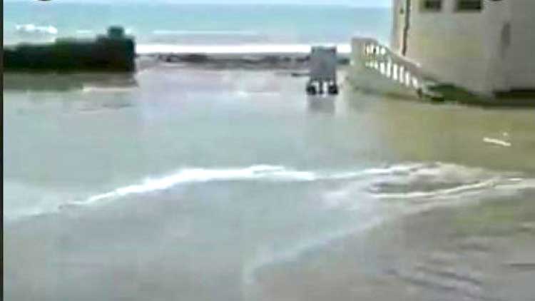 ഒ​മാ​ൻ തീ​ര​ങ്ങ​ളി​ൽ തി​ങ്ക​ളാ​ഴ്​​ച​യും ഭീ​മ​ൻ തി​ര​മാ​ല​ക​ൾ