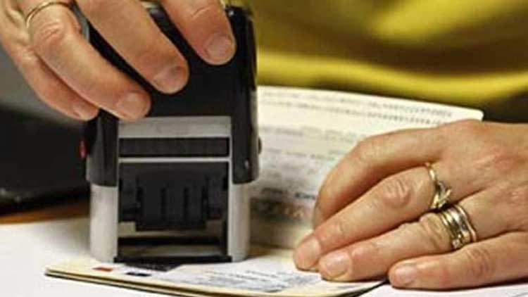 വി​സി​റ്റി​ങ്​​ വി​സ​യി​​ൽ  വ​രു​ന്ന​വ​ർ​ക്ക്​  മടക്ക ടി​ക്ക​റ്റും  ഉ​ണ്ടാ​യി​രി​ക്ക​ണം