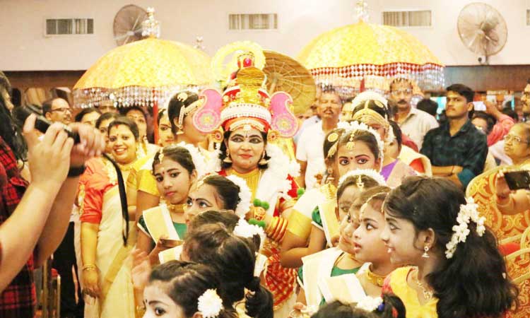 പ്ര​വാ​സ​ലോ​ക​ത്ത്​ ഒാ​ണാ​ഘോ​ഷം തു​ട​രു​ന്നു; വെ​ള്ളി​യാ​ഴ്​​ച​ക​ളി​ലെ ഒാ​ണ​സ​ദ്യ​യും