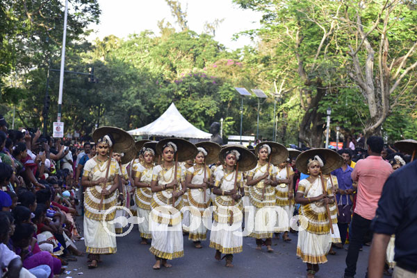തലസ്ഥാനത്തെ വര്‍ണാഭമാക്കി ഓണം ഘോഷയാത്ര