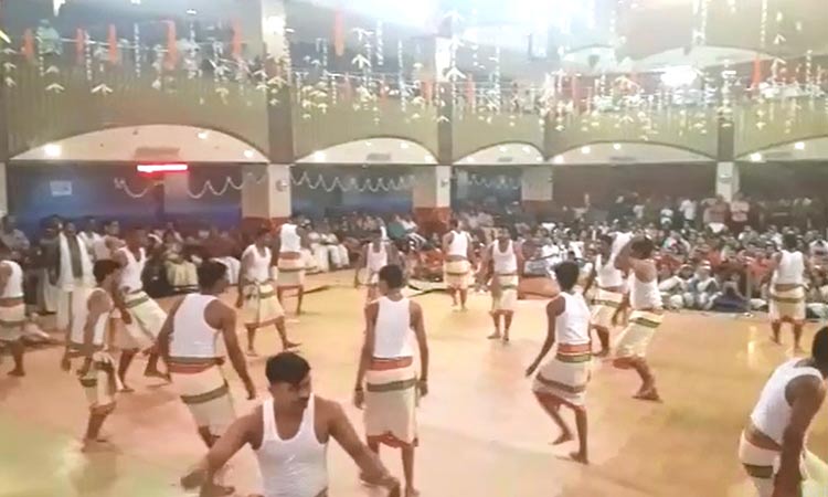 കു​ത്തി​യോ​ട്ട​പ്പാ​ട്ട്​ പാ​ടി ക​ഞ്ഞി​സ​ദ്യ  വി​ള​മ്പി ഒാ​ണാ​ട്ടു​ക​ര ​ഉ​ത്സ​വം