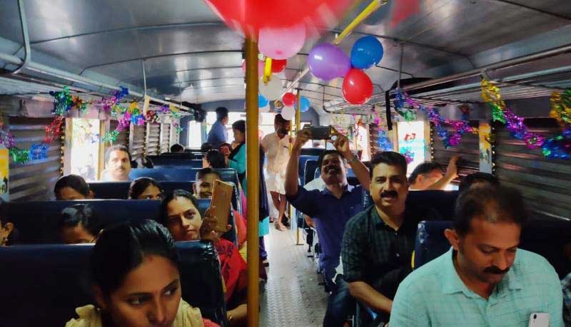 ഓടുന്ന ബസിൽ ഒരോണം...