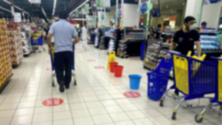 സൗദിയിൽ ക​ട​ക​ളി​ൽ നി​യ​ന്ത്ര​ണം:  സാ​ധ​ന​ങ്ങ​ൾ വാ​ങ്ങാ​നും  ബി​ല്ല​ട​ക്കാ​നും അ​ക​ല പാ​ല​നം