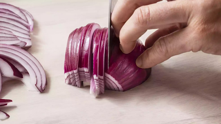 സവാളയില്ലാതെ ബിരിയാണി വെച്ച് കാറ്ററിങുകാരുടെ പ്രതിഷേധം സവാളയില്ലാതെ ബിരിയാണി വെച്ച് കാറ്ററിങുകാരുടെ പ്രതിഷേധം