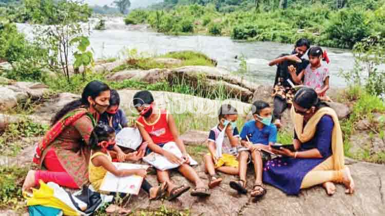 അതിരപ്പിള്ളിയിൽ വിദ്യാർഥികളുടെ ഓൺലൈൻ പഠനം പുഴയോരത്ത്