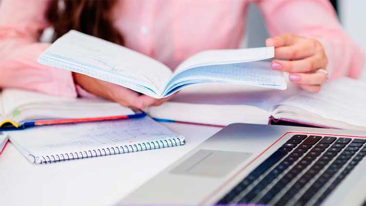 അധ്യാപകൻ സ്​കൂളിൽ, വിദ്യാർഥി വീട്ടിൽ; പഠനം ഓൺലൈനിൽ