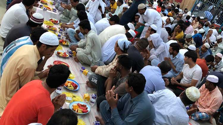 തൊ​ഴി​ലാ​ളി സ​ഹോ​ദ​ര​ങ്ങ​ൾ​ക്ക്​ ഇ​ഫ്​​താ​റും  ഇൗ​ദ്​ സ​മ്മാ​ന​വു​മൊ​രു​ക്കി പെ​ൺ​കൂ​ട്ടാ​യ്​​മ