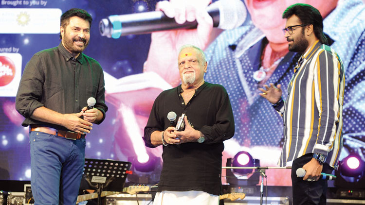 ഭാവഗായകെൻറ സ്വരമാധുര്യത്തിൽ അരങ്ങുണർന്നു ഭാവഗായകെൻറ സ്വരമാധുര്യത്തിൽ അരങ്ങുണർന്നു