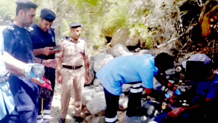 മലമുകളിൽ കുടുങ്ങിയ സ്വദേശിക്ക്​ സിവിൽ ഡിഫൻസ്​ തുണയായി