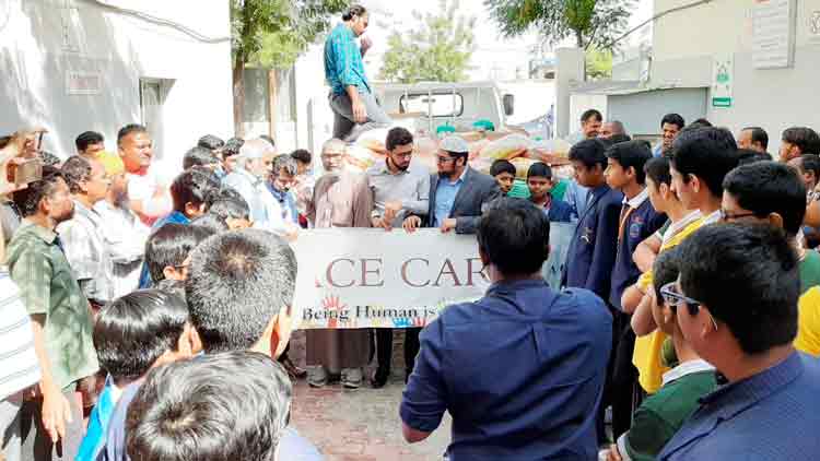 ഗൾഫ്​ മാധ്യമം വാർത്ത തുണയായി; തൊഴിലാളികൾക്ക്​  കാരുണ്യഹസ്​തമേകി പെയ്​സ്​ ഗ്രൂപ്​
