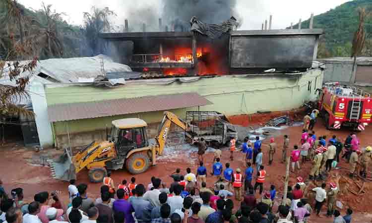എടവണ്ണയിൽ പെയിൻറ്​ ഗോഡൗണിന്​ തീ പിടിച്ചു; പൊട്ടിത്തെറിക്ക്​ സാധ്യത