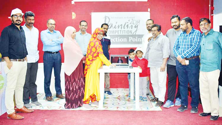 വെ​ൽ​ഫെ​യ​ർ കേ​ര​ള  കു​വൈ​ത്ത്​  മെ​ഗാ പെ​യി​ൻ​റി​ങ്​