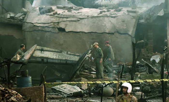 പാ​കി​സ്​​താ​നി​ൽ സൈ​നി​ക​വി​മാ​നം ത​ക​ർ​ന്ന്​  19മ​ര​ണം