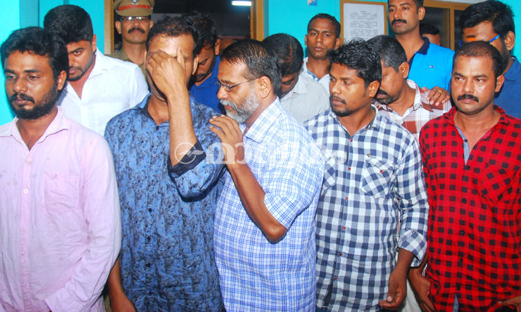 ഒരു കോടിയുടെ നിരോധിച്ച കറൻസിയുമായി 10 അംഗ സംഘം പിടിയിൽ