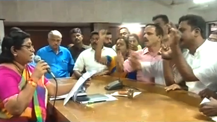 പൗരത്വ നിയമം: പ്രമേയം ചർച്ചക്കെടുക്കാത്തതിൽ പാലക്കാട് നഗരസഭയിൽ പ്രതിഷേധം