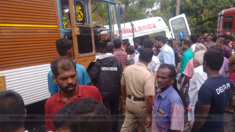 പാലക്കാട് മിനിലോറിയും ആംബുലൻസും കൂട്ടിയിടിച്ച് എട്ട് മരണം