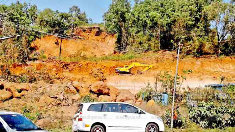 പള്ളിക്കര റെയിൽവേ മേൽപാലം നിർമാണത്തിന്​ കുന്നിടിക്കുന്നു