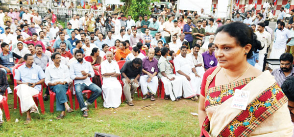 സംഘ്പരിവാര്‍ ഭരണഘടന ഇല്ലായ്മ ചെയ്യുന്നു  -സ്മിത പന്‍സാരെ