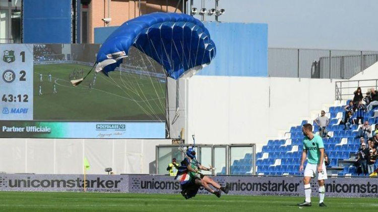 ക​ളി​മൈ​താ​ന​ത്തൊ​രു പാ​ര​ച്യൂ​ട്ട്​ ലാ​ൻ​ഡി​ങ്​