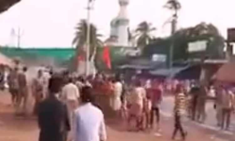 പറവണ്ണയിൽ വീടുകൾക്കുനേരെ ആക്രമണം:  പള്ളിക്കുനേരെ കല്ലേറ്