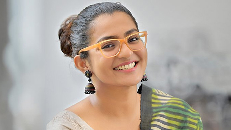 ഡബ്ലു.സി.സി വിവാദങ്ങളിൽ പ്രതികരിച്ച്​ പാർവതി;  കമ്യൂവി​െൻറ കവിത ഉദ്ധരിച്ച്​ പ്രതിരോധം