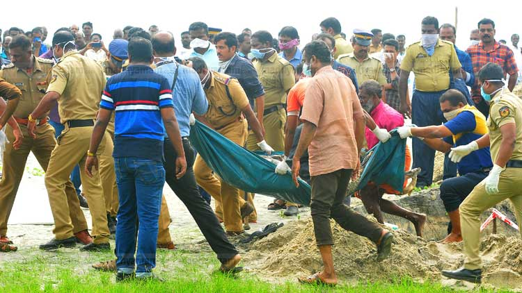കടലിൽ കെട്ടിത്താഴ്ത്തിയെന്ന് പ്രതികൾ പറഞ്ഞ മൃതദേഹം തീരത്ത് കുഴിച്ചിട്ട നിലയിൽ