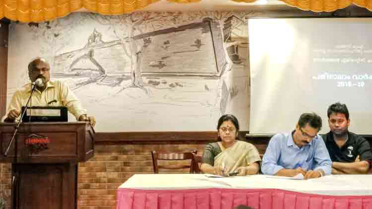 ‘പാ​ഠ്യ​പ​ദ്ധ​തി​യു​​ടെ അ​ന്ത​സ​ത്ത ത​ക​ർ​ക്കു​ന്ന നീ​ക്കം പി​ൻ​വ​ലി​ക്ക​ണം’