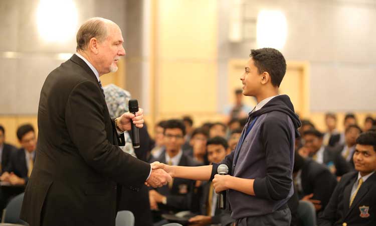 ഷാ​ര്‍ജ ലോ​ക​ത്തി​െ​ൻ​റ മൊ​ത്തം ത​ല​സ്ഥാ​നം-  –ജെ​യിം​സ് ഡ​ബ്ല്യു. പാ​ര്‍ക്കി​ന്‍സ​ണ്‍