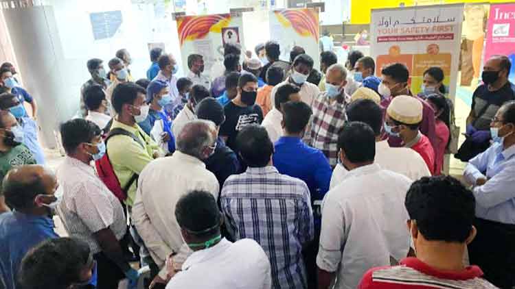 ഓൺലൈൻ സംവിധാനമില്ല  പാസ്​പോർട്ട്​ പുതുക്കാൻ തിരക്കോടുതിരക്ക്​ 