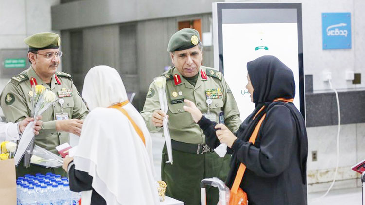 സീ​സ​ണി​ലെ ആ​ദ്യ ഉം​റ സം​ഘ​മെ​ത്തി; പൂ​ക്ക​ളും ഉ​പ​ഹാ​ര​ങ്ങ​ളും ന​ൽ​കി സ്വീ​ക​ര​ണം