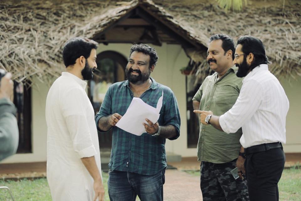 പതിനെട്ടാം പടിയിൽ പൃഥ്വിയും ഉണ്ണി മുകുന്ദനും; വൈറലായി ലൊക്കേഷൻ ചിത്രം