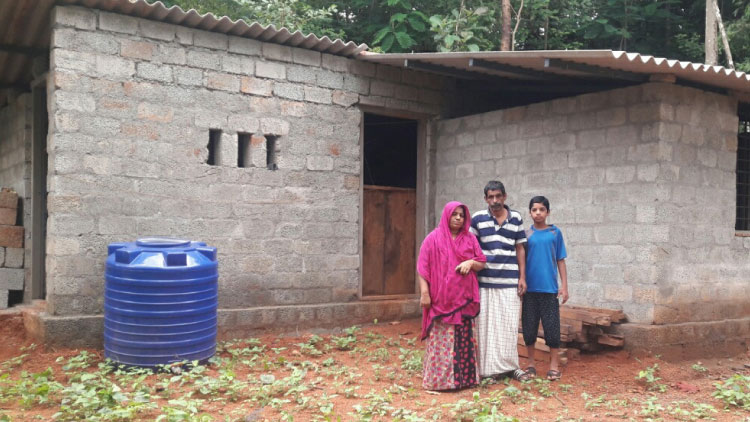 പാ​തി​വ​ഴി​യി​ൽ വീ​ട്​; സു​മ​ന​സ്സു​ക​ളു​ടെ ക​നി​വു​തേ​ടി കു​ടും​ബം