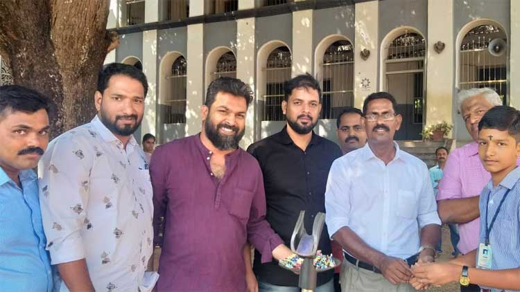 പ്രിയ അധ്യാപകർക്ക് ഓർമ്മത്തൂലിക; വേറിട്ട യാത്രയയപ്പ് നൽകി പൂർവ വിദ്യാർഥികൾ