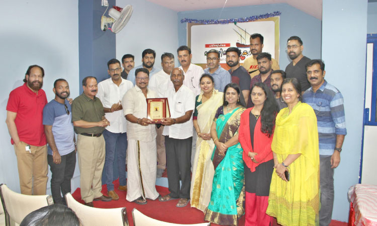 ‘പവിഴദ്വീപിലെ കോഴിക്കോട്ടുകാർ’ ചന്ദ്രൻ തിക്കോടിക്ക് യാത്രയയപ്പ് നൽകി ‘പവിഴദ്വീപിലെ കോഴിക്കോട്ടുകാർ’ ചന്ദ്രൻ തിക്കോടിക്ക് യാത്രയയപ്പ് നൽകി