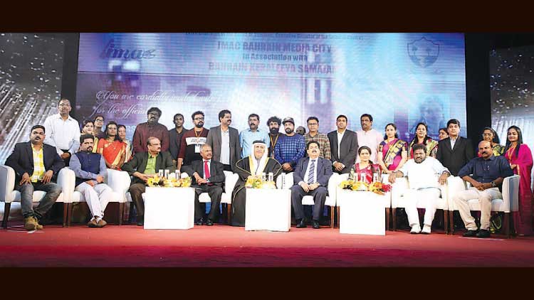 വ​ർ​ണ ശോ​ഭ​യോ​ടെ ‘പ​വി​ഴ​മ​ഴ  2020’