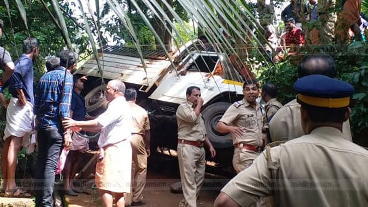 വിദ്യാർഥികൾക്കിടയിലേക്ക് പിക്കപ്പ് ലോറി മറിഞ്ഞു; ഏഴു പേർക്ക് പരിക്ക്