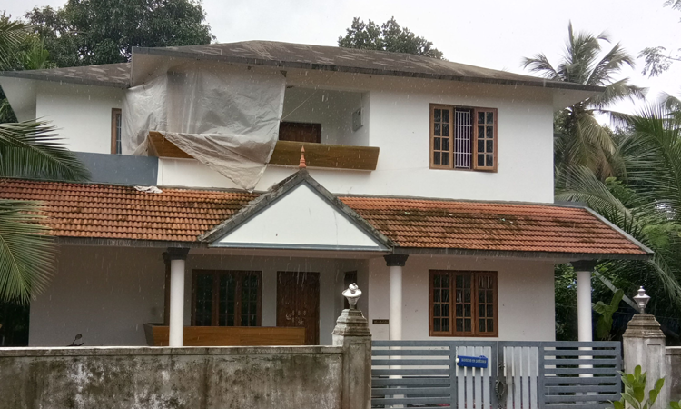 വ്യാജരേഖ ചമച്ച് സ്വത്തുതട്ടിയെടുത്ത കേസ്:  അഭിഭാഷകയുടെ വീടിനുനേരെ ആക്രമണം