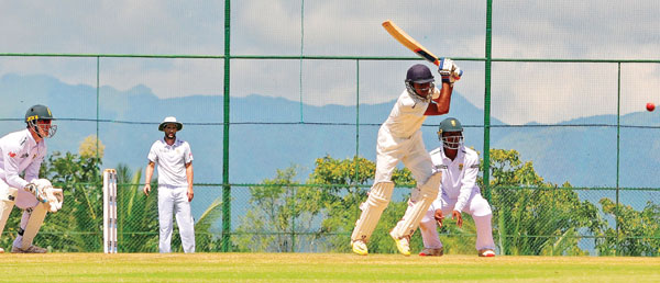 ഒന്നാം ഇന്നിങ്സില്‍ 204ന് പുറത്ത്, ആതിഥേയര്‍ പരാജയ ഭീതിയില്‍