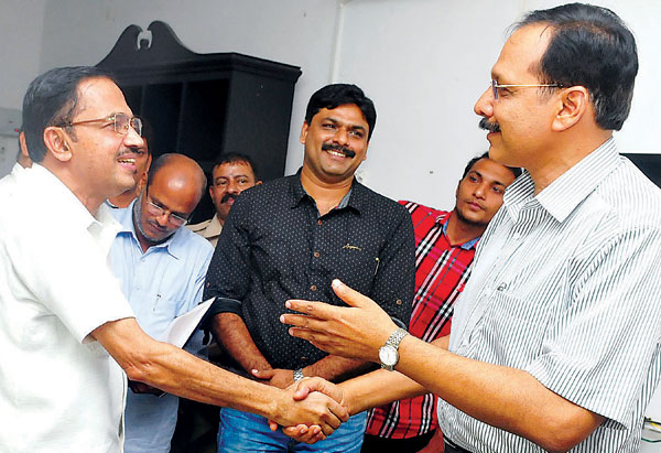 ഡോ. ഖാദര്‍ മങ്ങാട് ചുമതലയേറ്റു