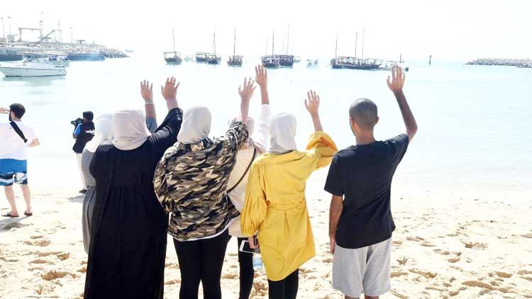 മു​ത്തു​ക​ൾ മു​ങ്ങി​യെ​ടു​ക്കാ​ൻ അ​വ​ർ ക​പ്പ​ലേ​റി