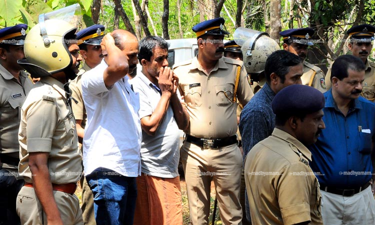 പെരിയ കേസിൽ കുറ്റപത്രം സമർപ്പിച്ചു; കൊലക്ക് കാരണം പീതാംബരന്റെ വ്യക്തിവൈരാഗ്യം പെരിയ കേസിൽ കുറ്റപത്രം സമർപ്പിച്ചു; കൊലക്ക് കാരണം പീതാംബരന്റെ വ്യക്തിവൈരാഗ്യം