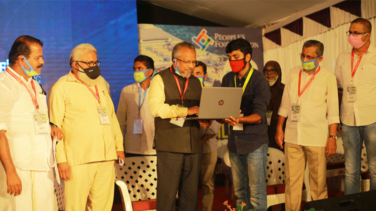 കാരുണ്യത്തി​െൻറ പച്ചപ്പിൽ പീപ്ൾസ് വില്ലേജിൽ ആഹ്ലാദം ചിറകടിച്ചു; 25 കുടുംബങ്ങൾക്ക്​ സ്​നേഹവീടുകൾ കൈമാറി